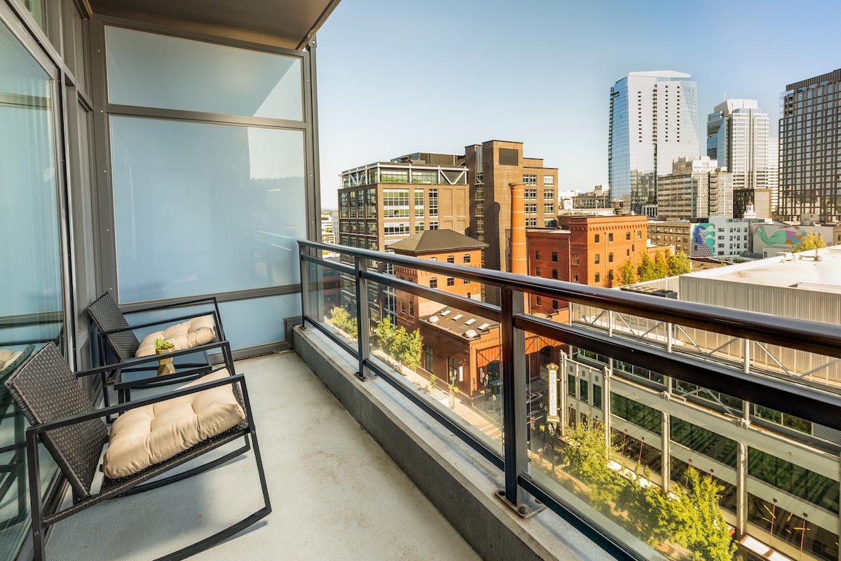 Pearl District Apt •Balcony +Amenities