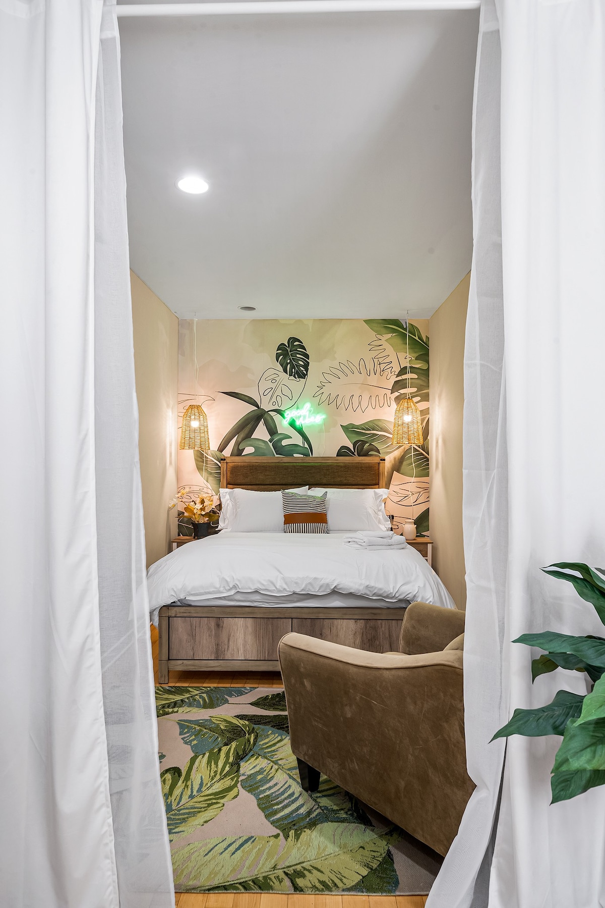 *Miami Escape* Tropical Private Room w/ Kitchen