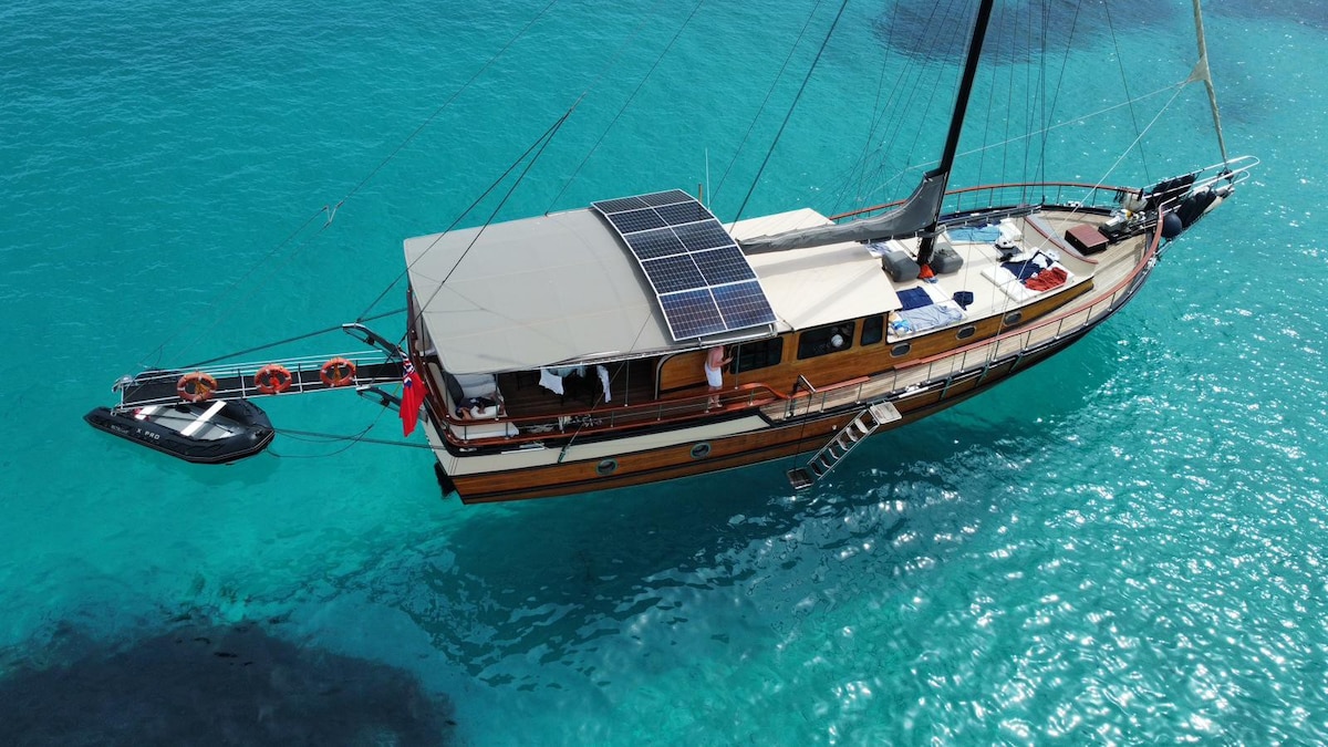 乘坐私人经典游艇，在梅诺卡岛放松身心