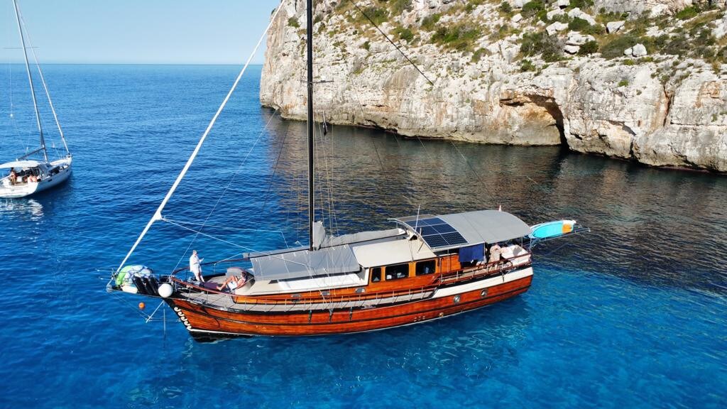 乘坐私人经典游艇，在梅诺卡岛放松身心
