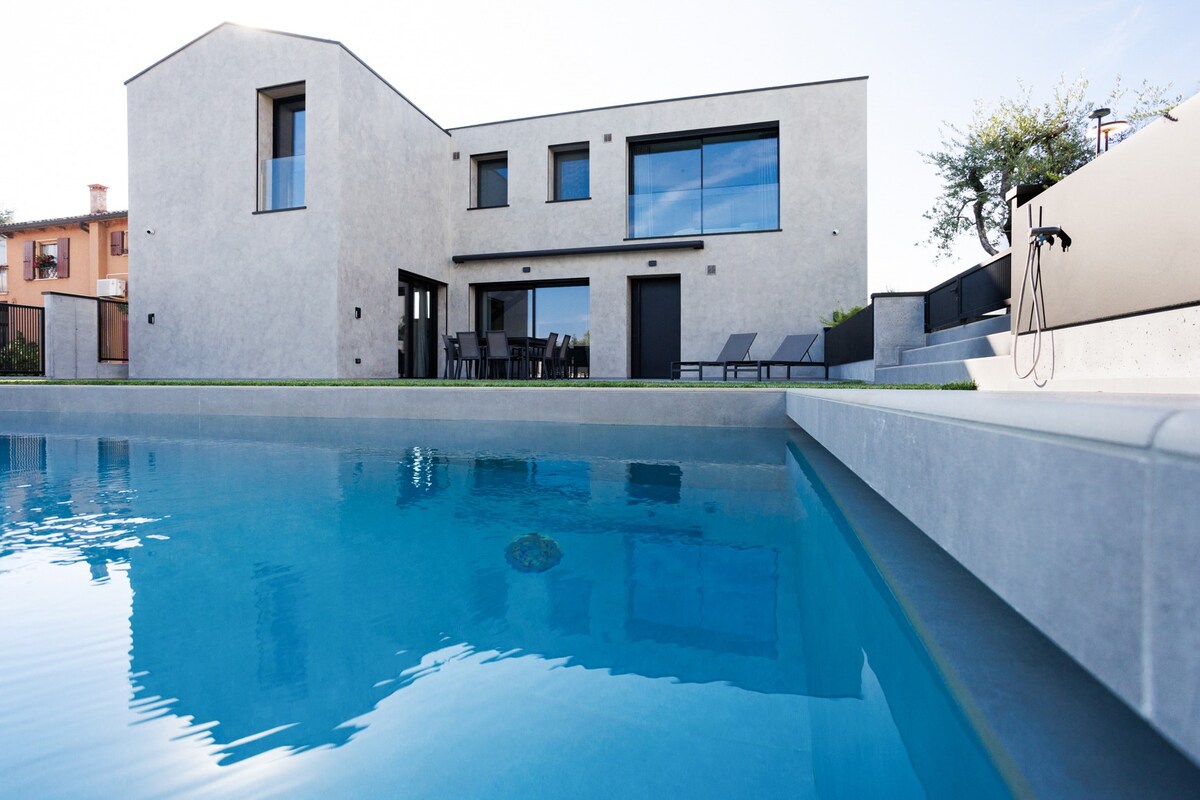 Villa Greghe-Luxury ，带泳池