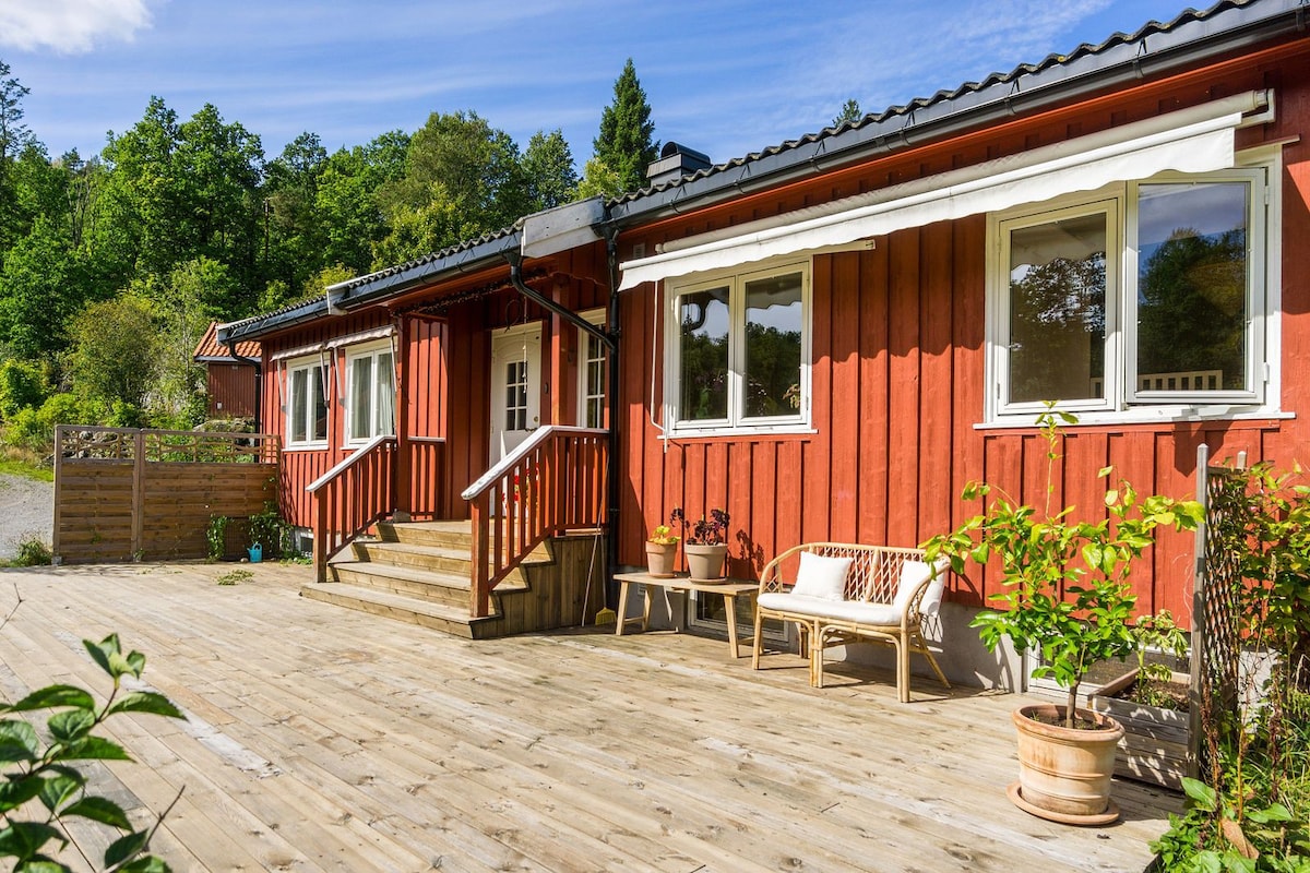 Hus på gårdstun midt i skogen.