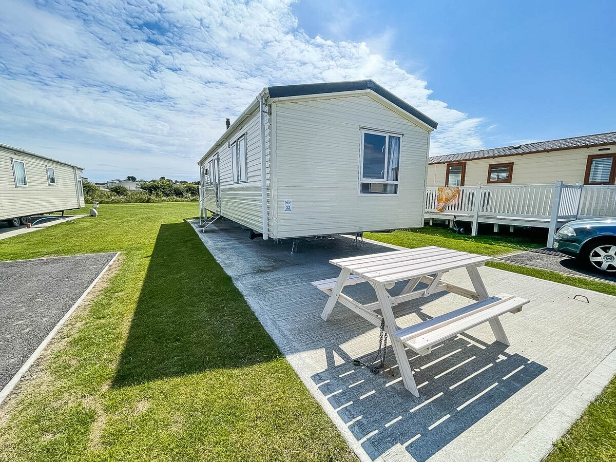 Caravan with decking at Sand Le Mere ref 71032TV