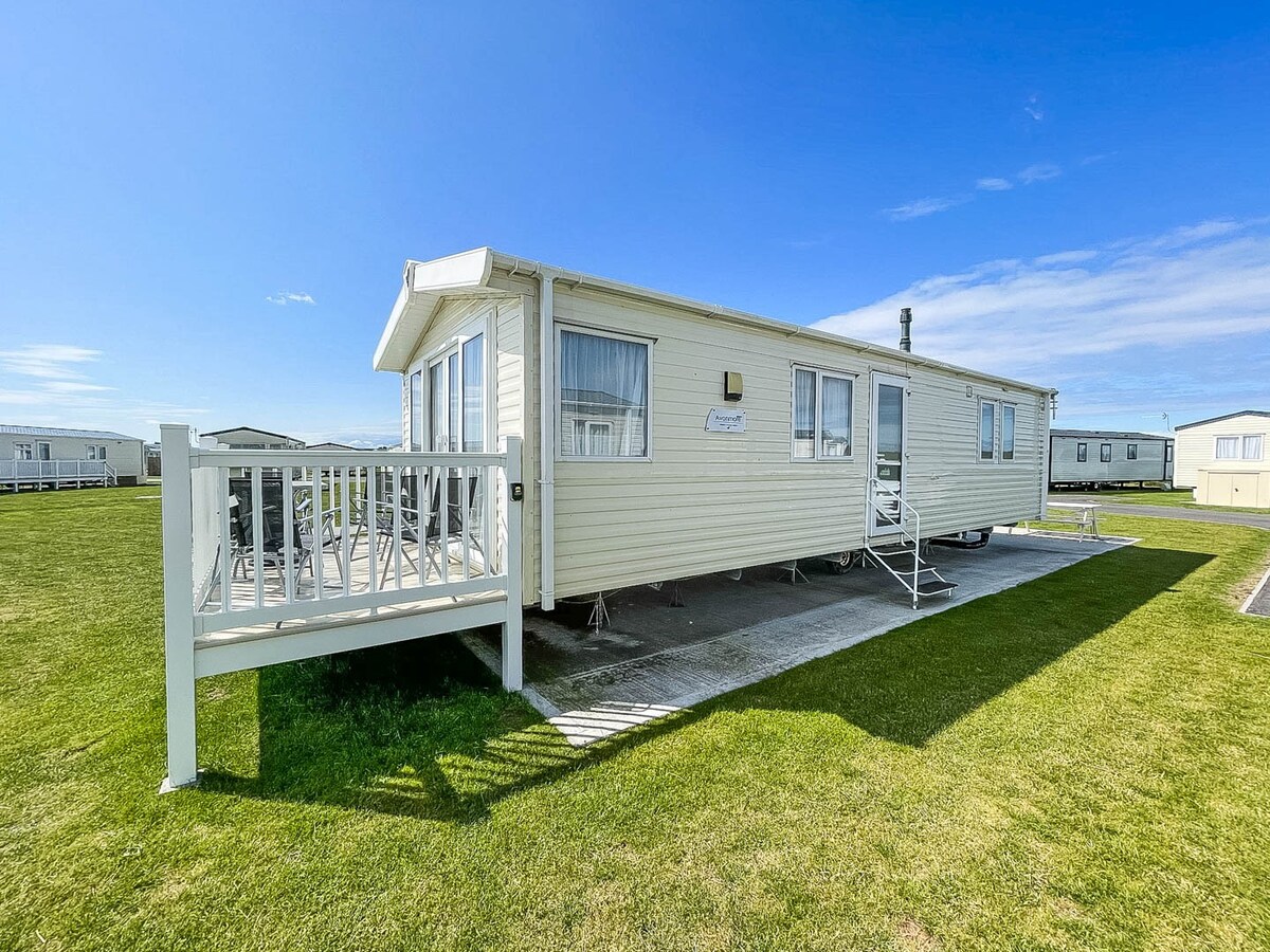 Caravan with decking at Sand Le Mere ref 71032TV