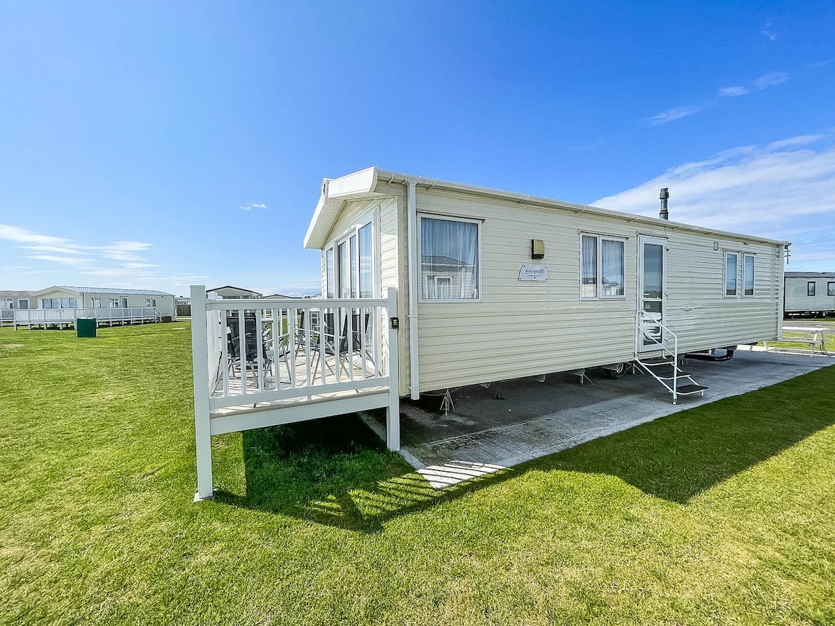 Caravan with decking at Sand Le Mere ref 71032TV