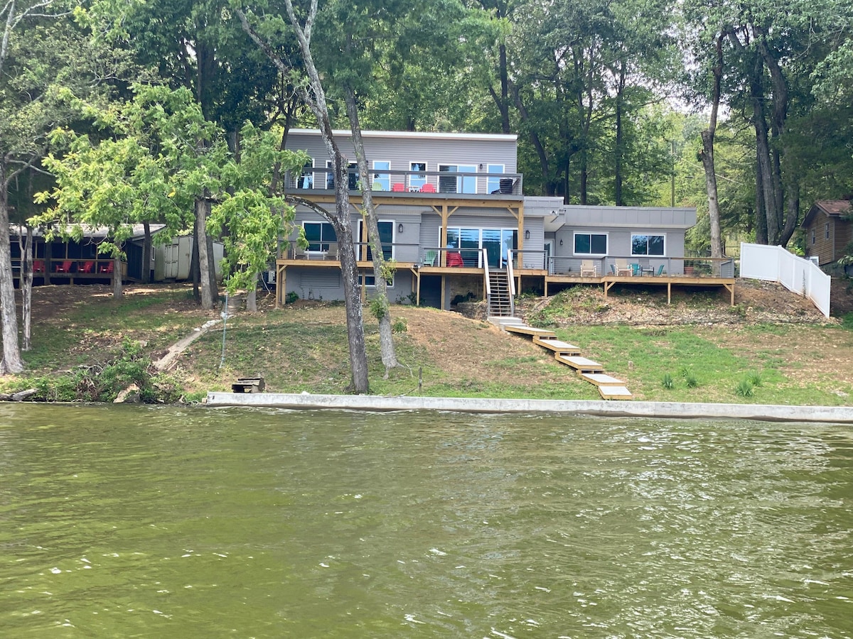 4-BR Spacious House by the River w/ Backyard & BBQ