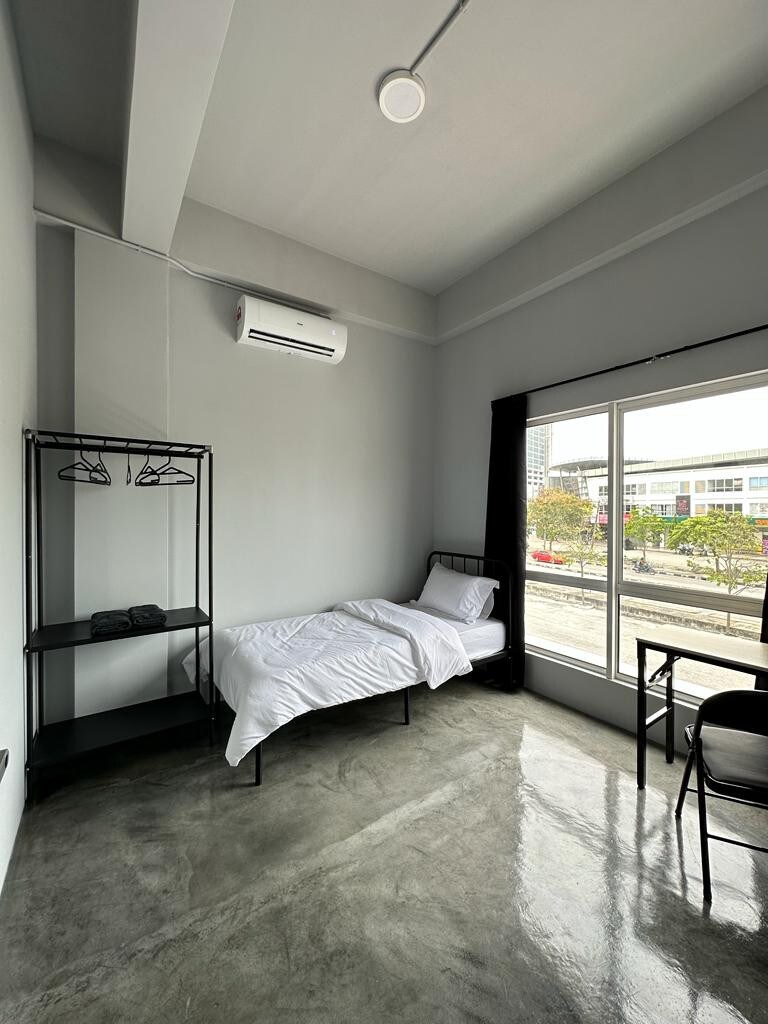 Bukit Mertajam现代设计客房，带窗户。