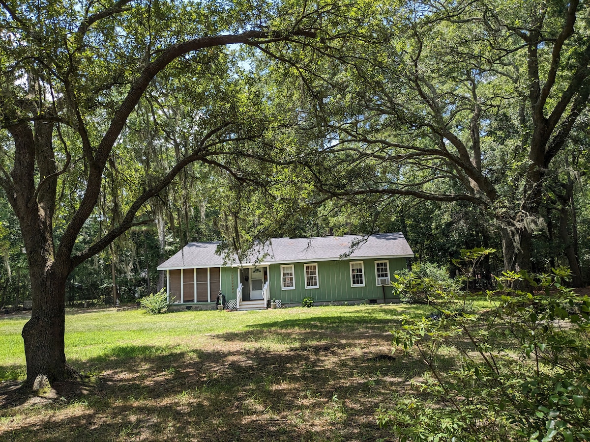 Vintage Artist Bungalow.