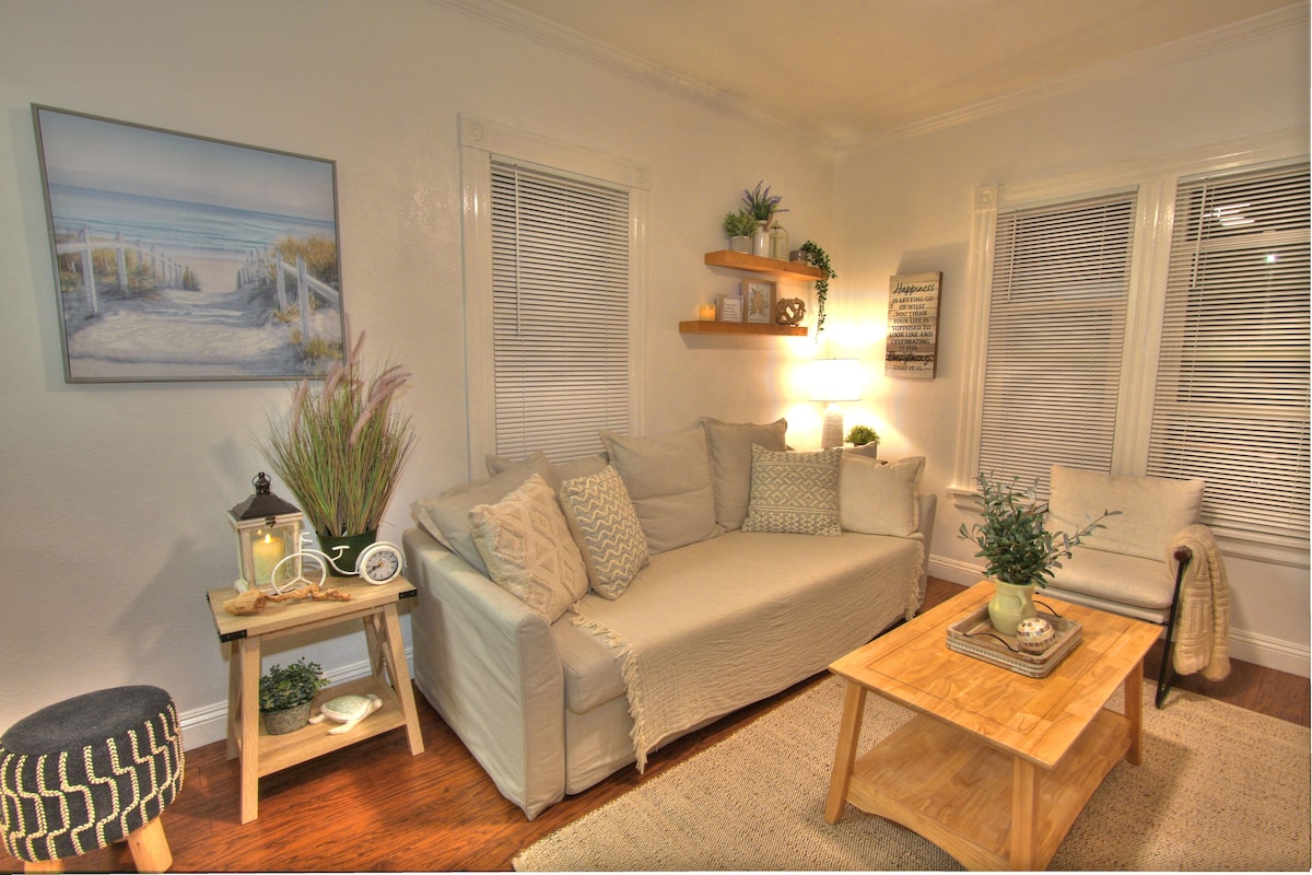 Cozy Uptown Whittier Sleeps 4