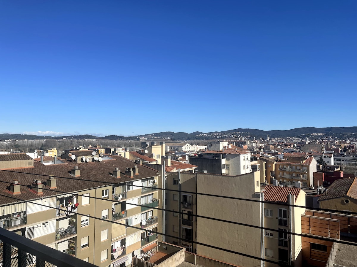 Spacious room with Girona City view