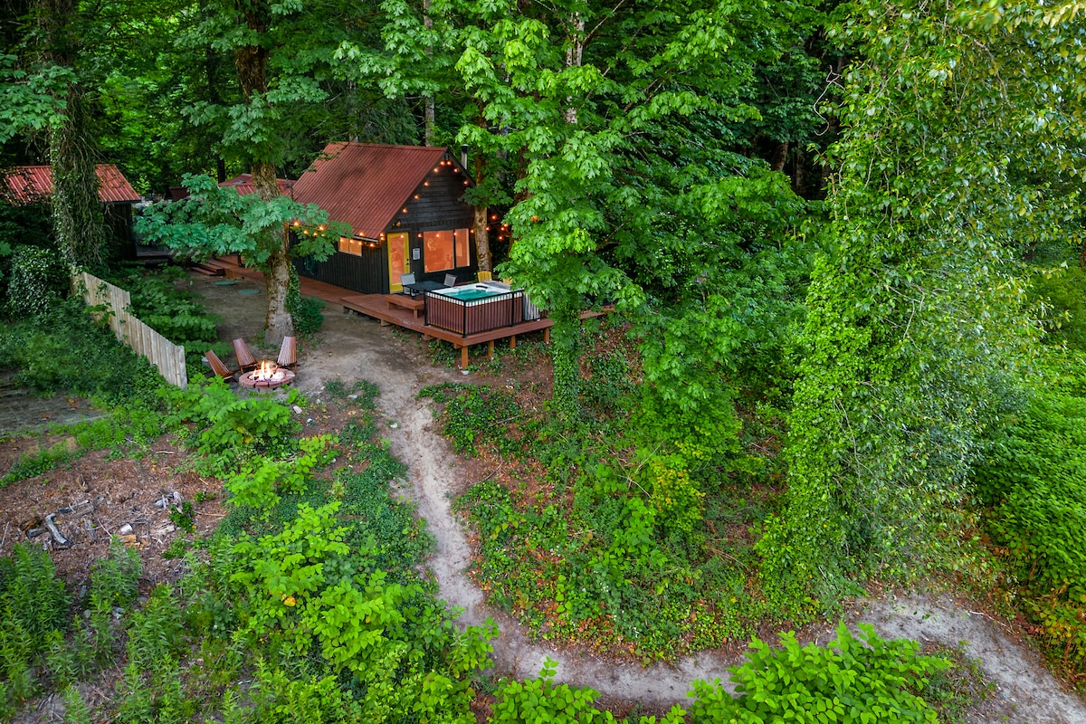 Riverfront retreat, hot tub, epic Mt Index views