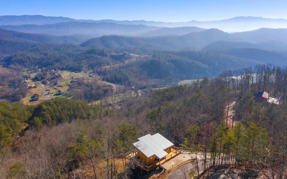 Best Views in Smokies w/ Hot Tub - Modern Luxury