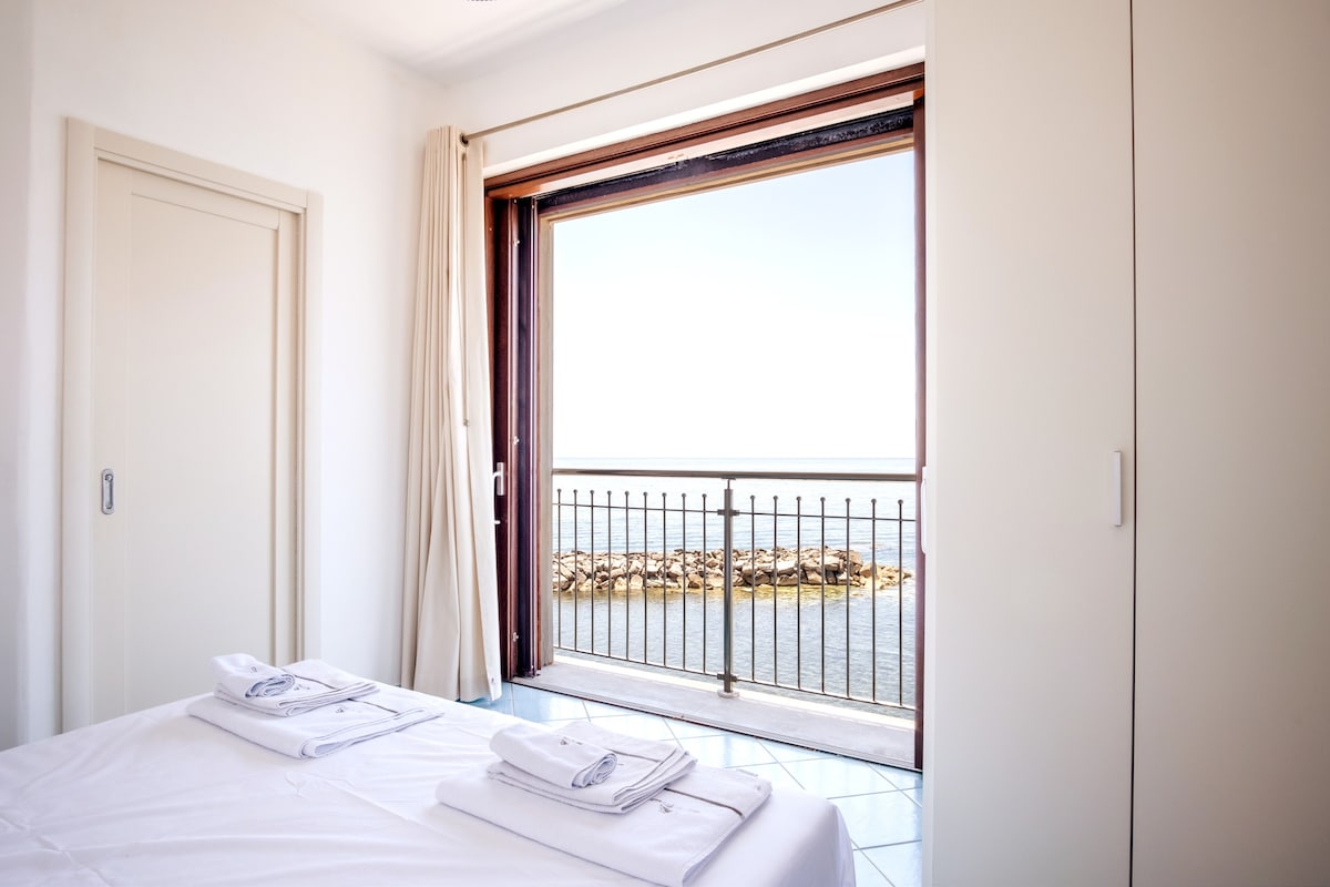 Acciaroli大海上的一张床