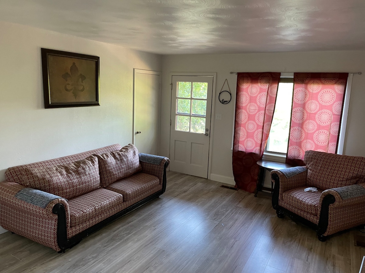 Family Vacation House Near the River, Pet Friendly