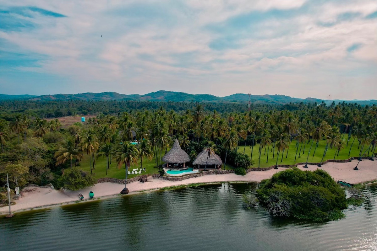 Casa Los Cocoteros Acapulco / Laguna Tres Palos