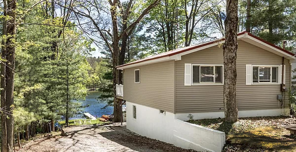 Peaceful Lakefront Cottage