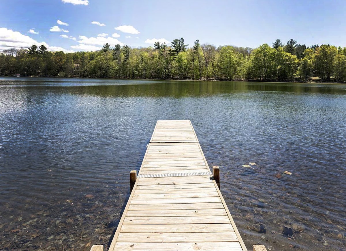 Peaceful Lakefront Cottage