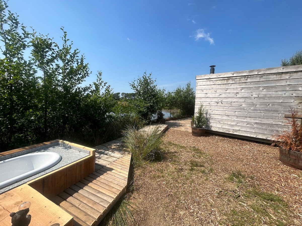 Secluded Lakeside Cabin with Outdoor Bath Off Grid