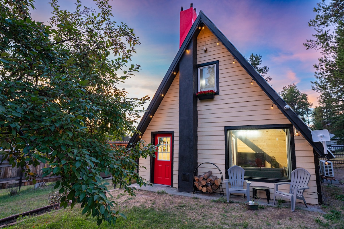 8 Mins to Glacier National Park A-Frame W Hot Tub