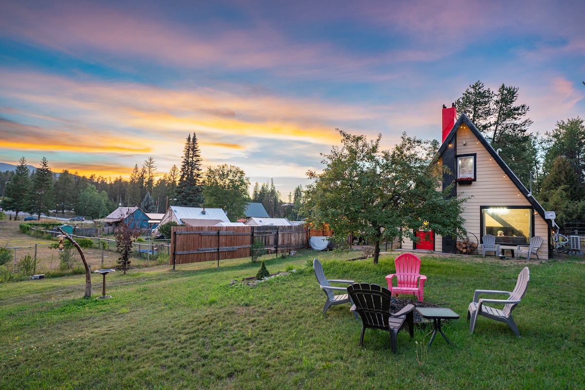 8 Mins to Glacier National Park A-Frame W Hot Tub