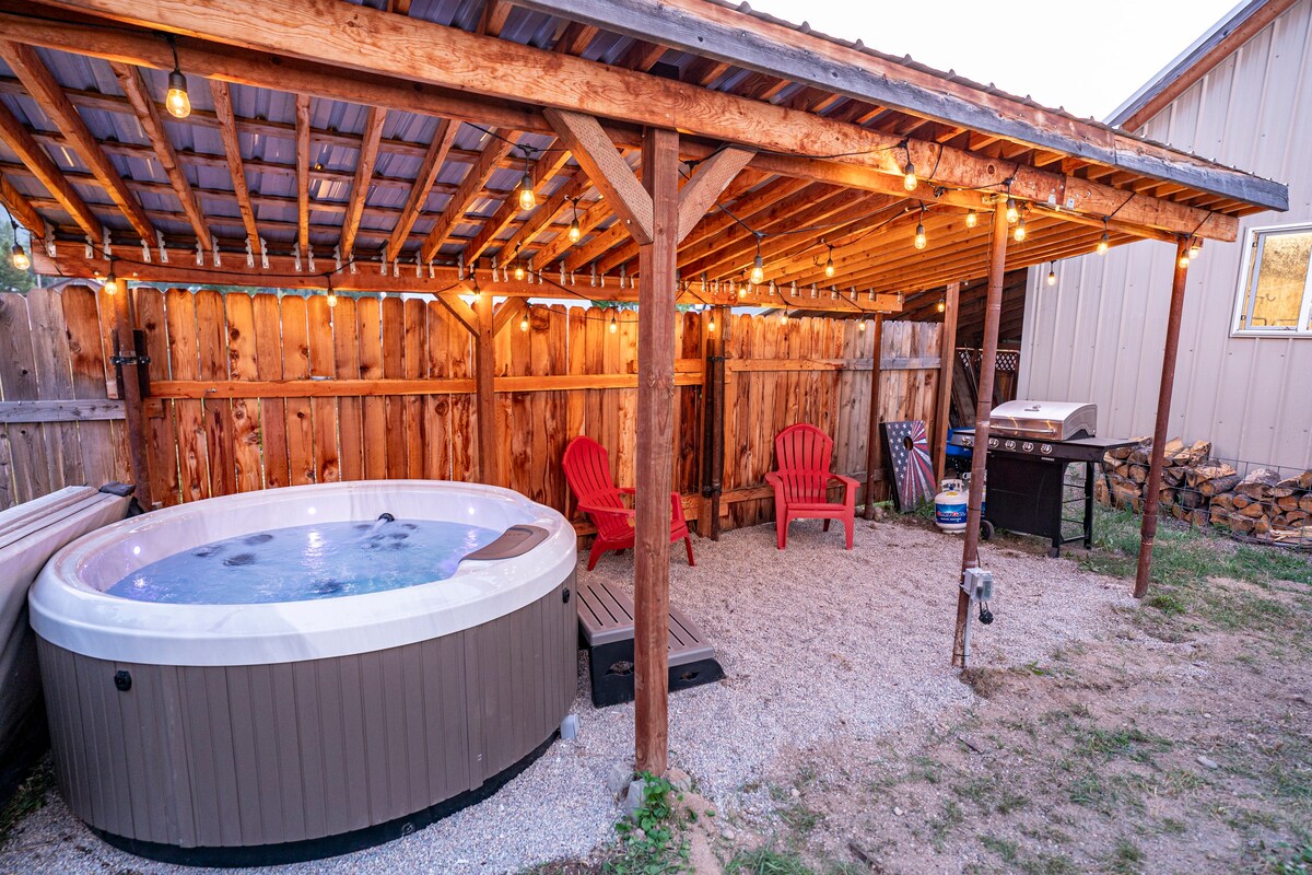 8 Mins to Glacier National Park A-Frame W Hot Tub