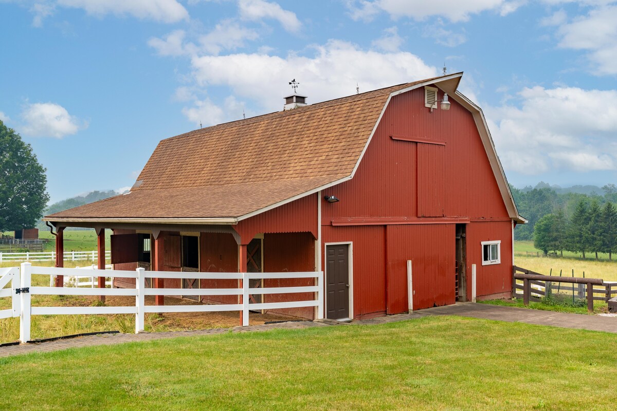 Hot Tub, Outdoor Fireplace, Beautiful farm views