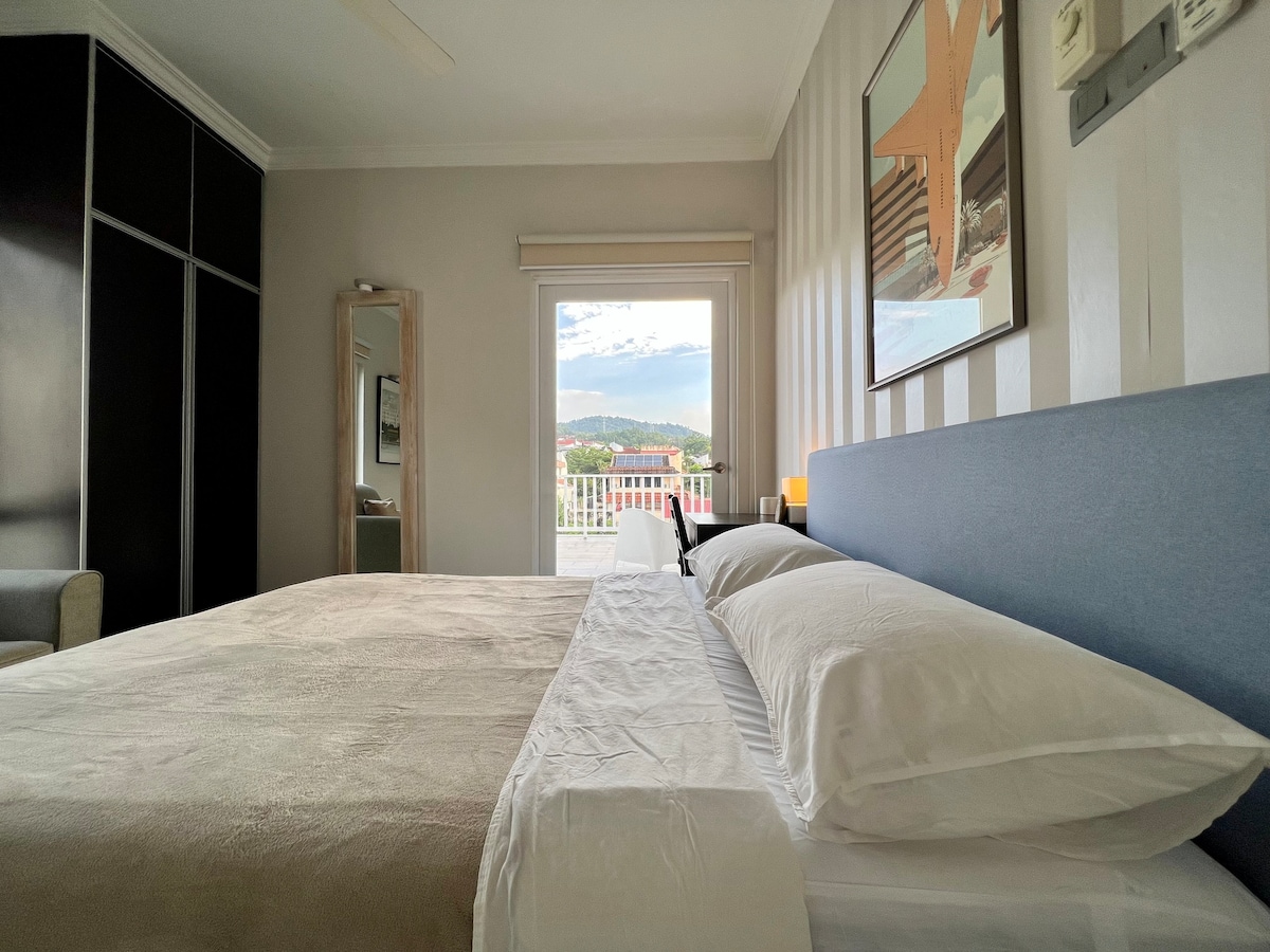 Cozy, private en-suite with airy balcony near KL