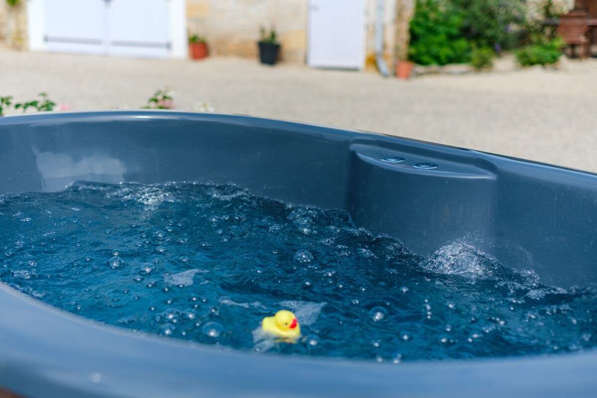 Relaxing cottage for adults - wood fired hot tub