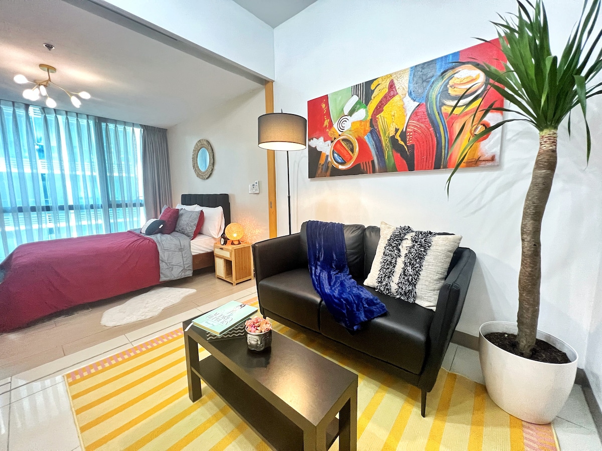 1BR Central BGC Uptown Taguig + Pool-Gym-Netflix