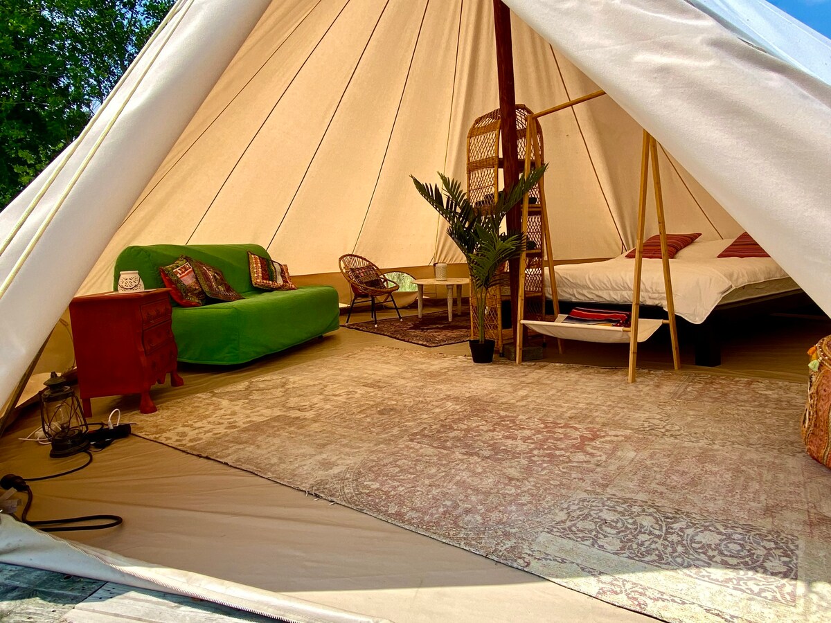 宽敞的五彩缤纷的Ibiza风格帐篷
