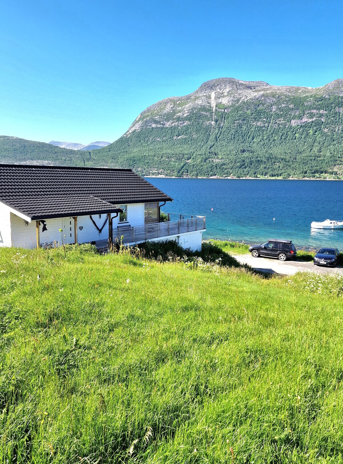 位于Haukøy的小木屋，可欣赏海景