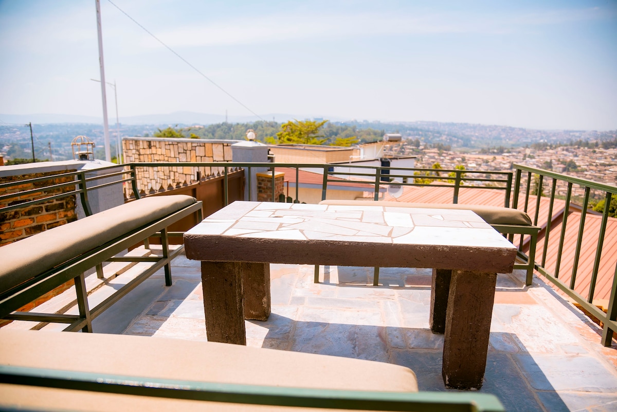 Central & Comfy Apartment in Kiyovu with a rooftop