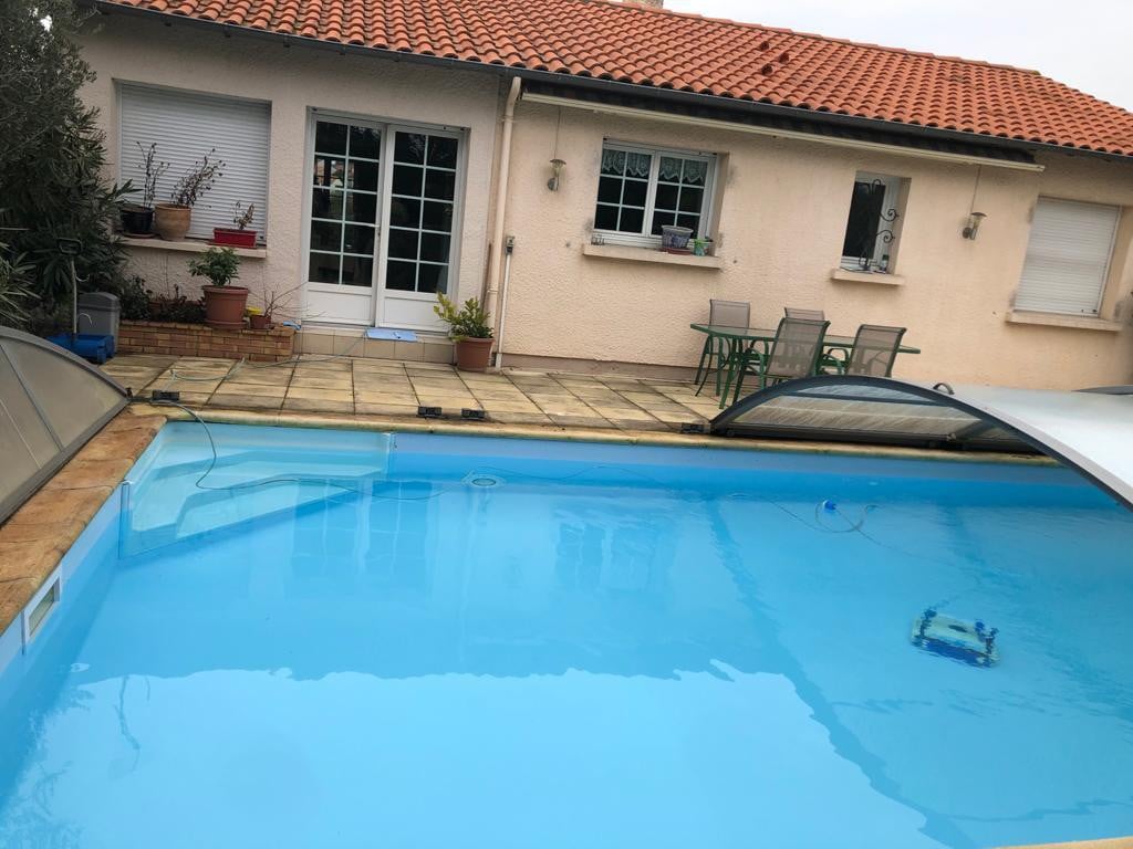 Chambre et piscine avec terrasse
