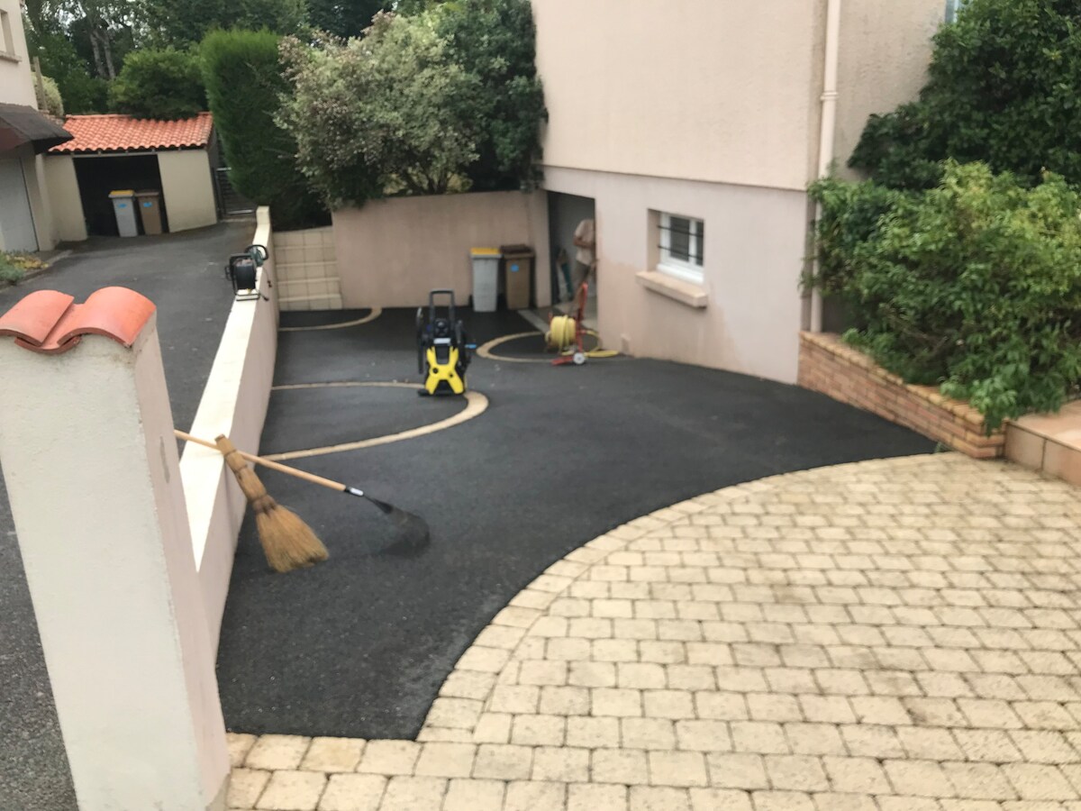 Chambre et piscine avec terrasse