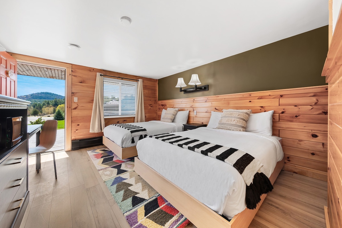 Wolfjaw Lodge配备两张双人床的标准客房