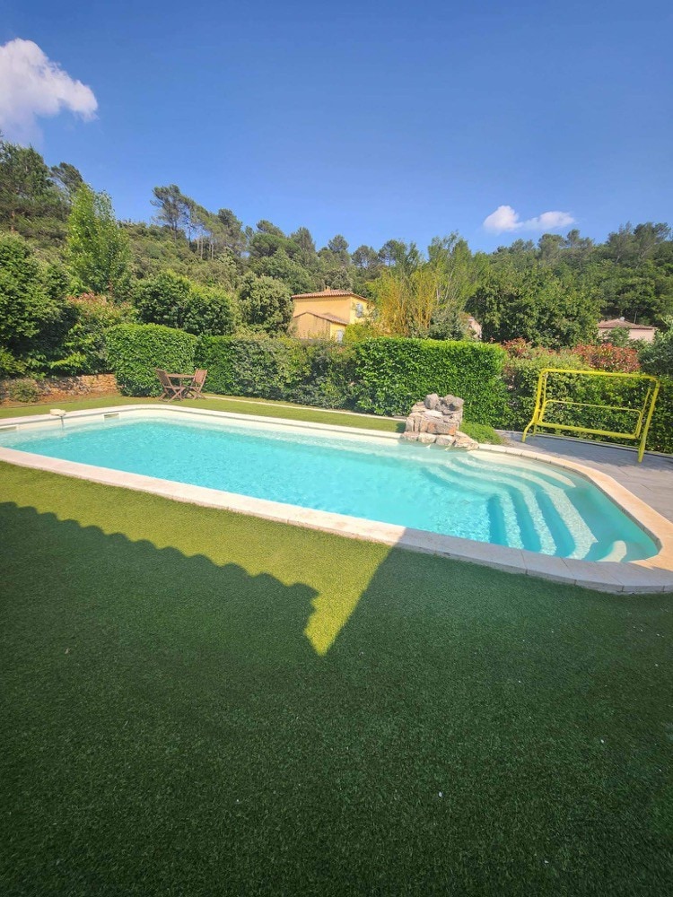 Villa avec piscine - moyen var