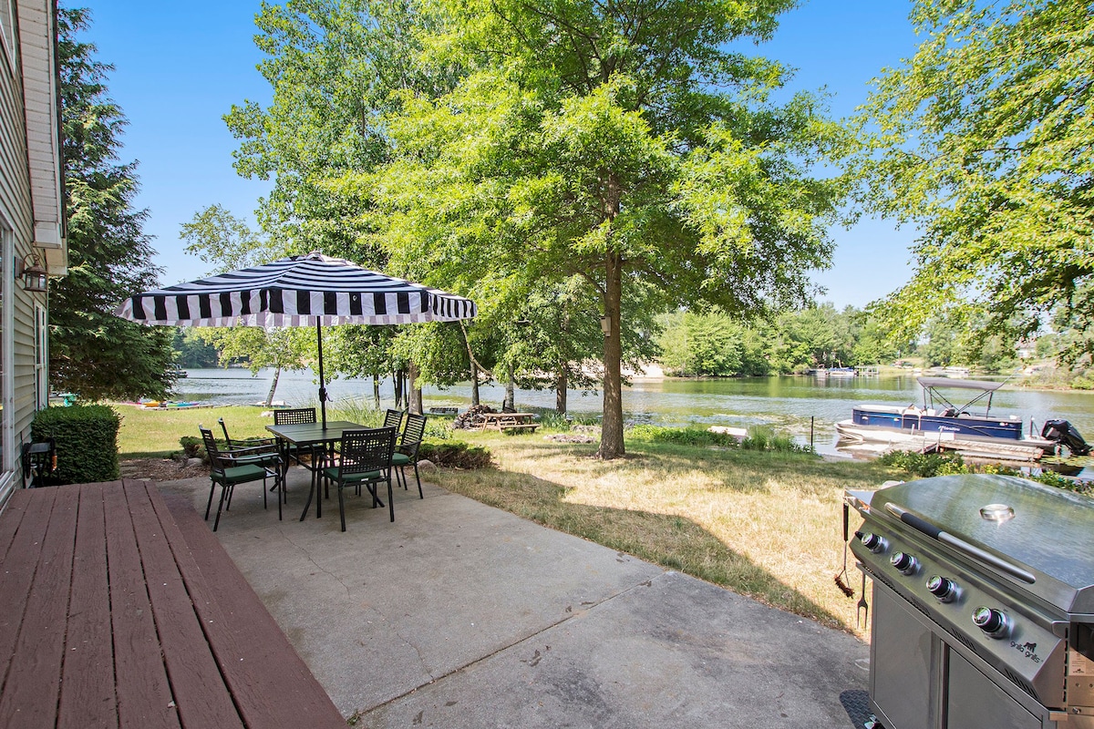 Lakefront Cottage w/ Kayaks and Boat Rental