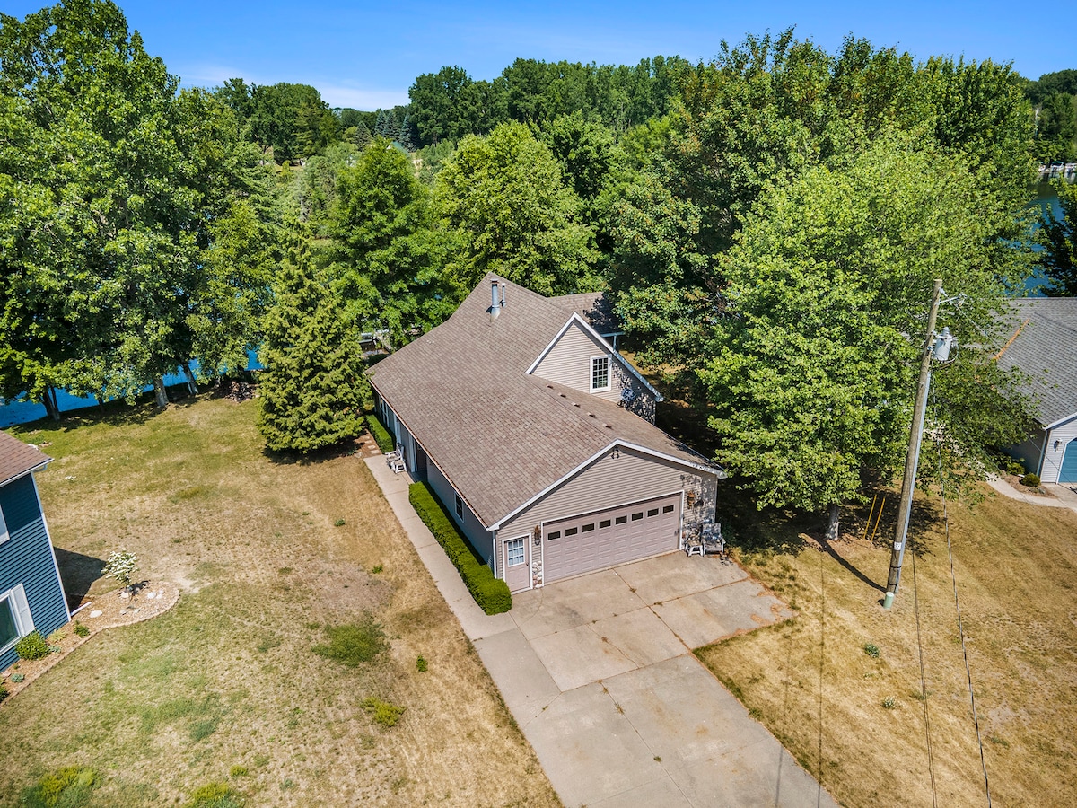 Lakefront Cottage w/ Kayaks and Boat Rental