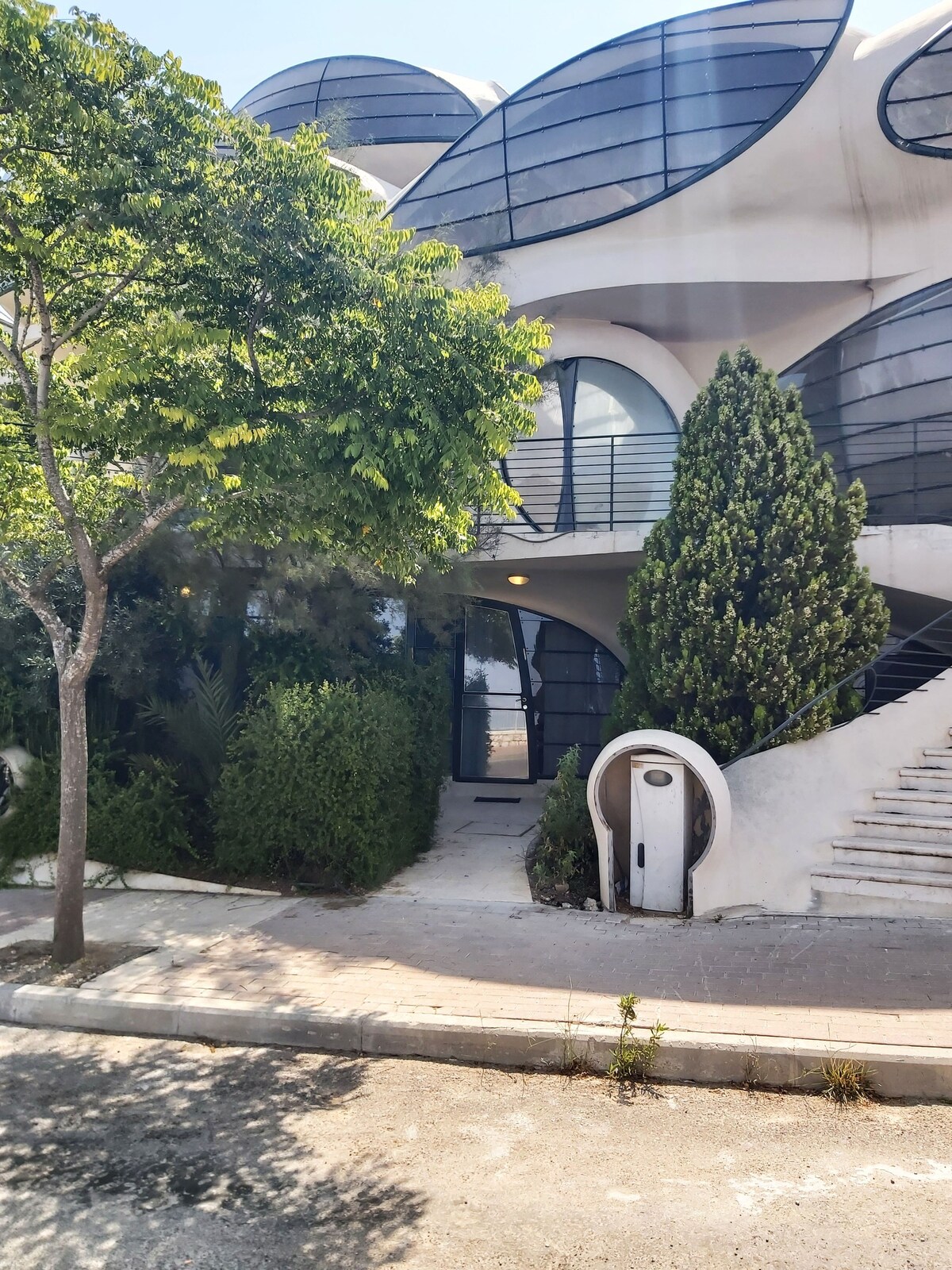 lovely quiet apartment in a cool architecture