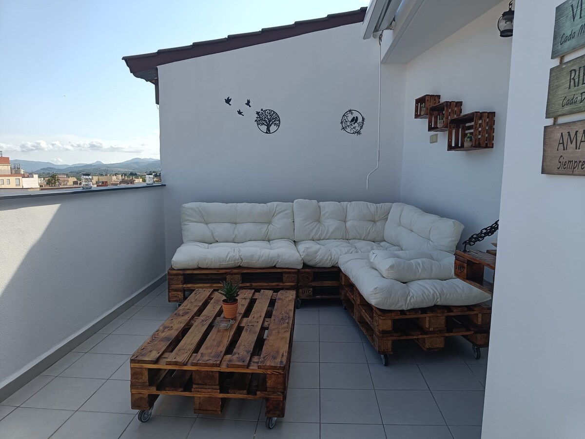 Penthouse w/barbaque and AC Near the beach