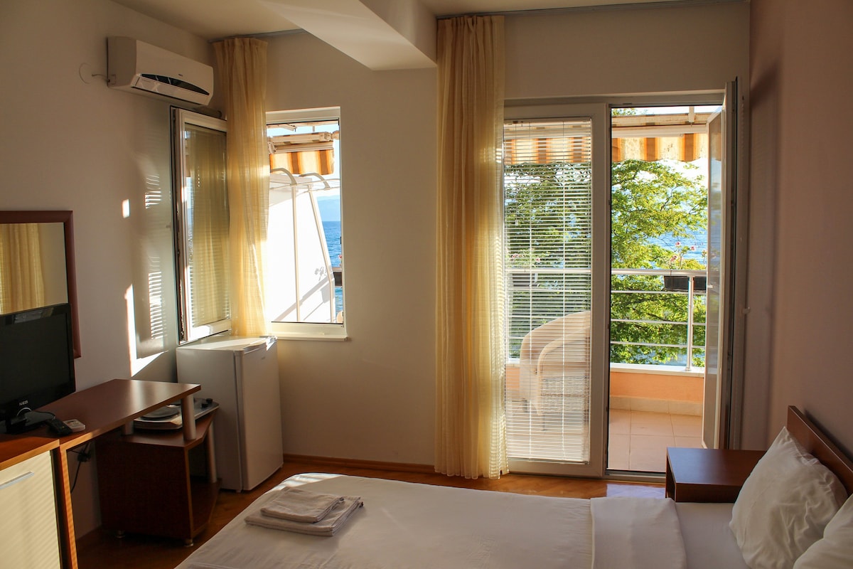 Villa Kumani Double Room with Lake View