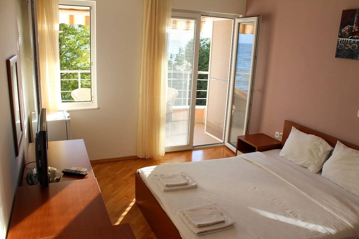 Villa Kumani Double Room with Lake View