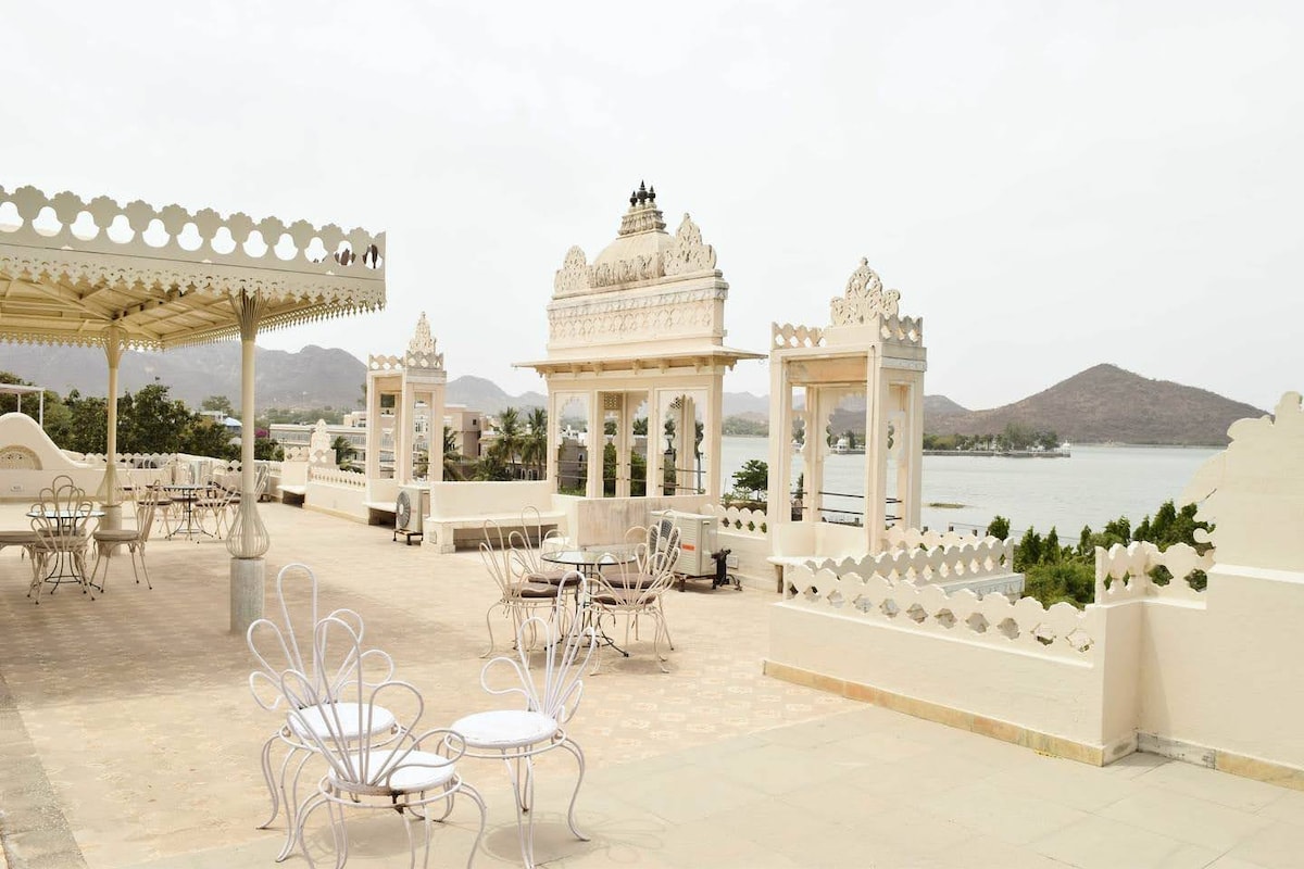 Boutique Heritage Hotel in Udaipur w Lake Access