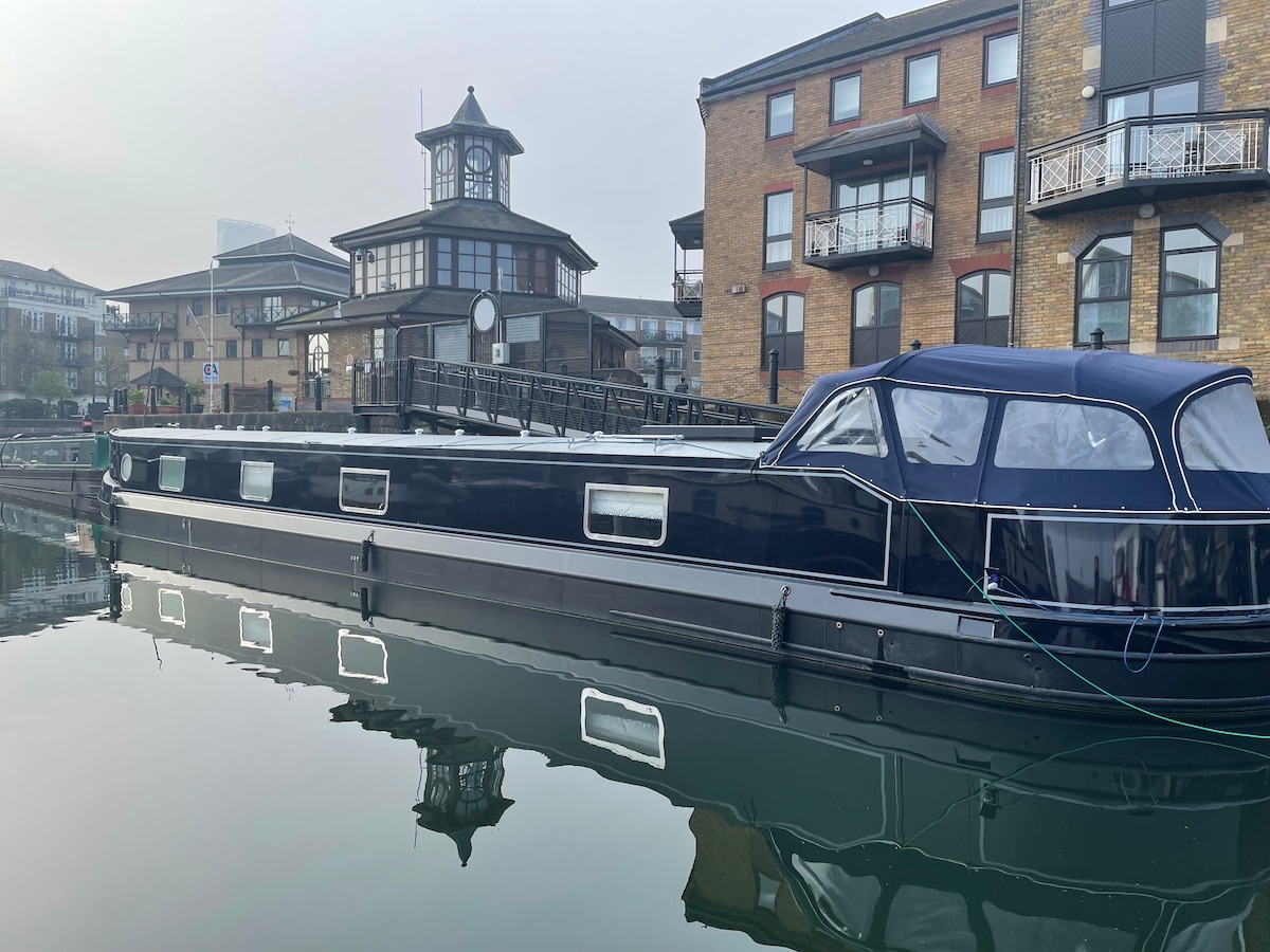 Luxury Houseboat in London that sleeps up to four.