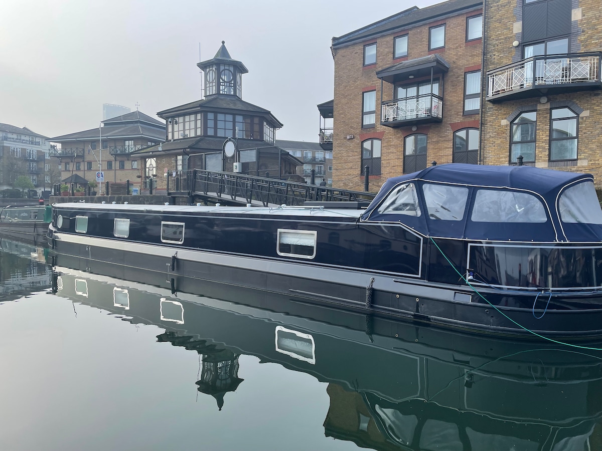 Luxury Houseboat in London that sleeps up to four.