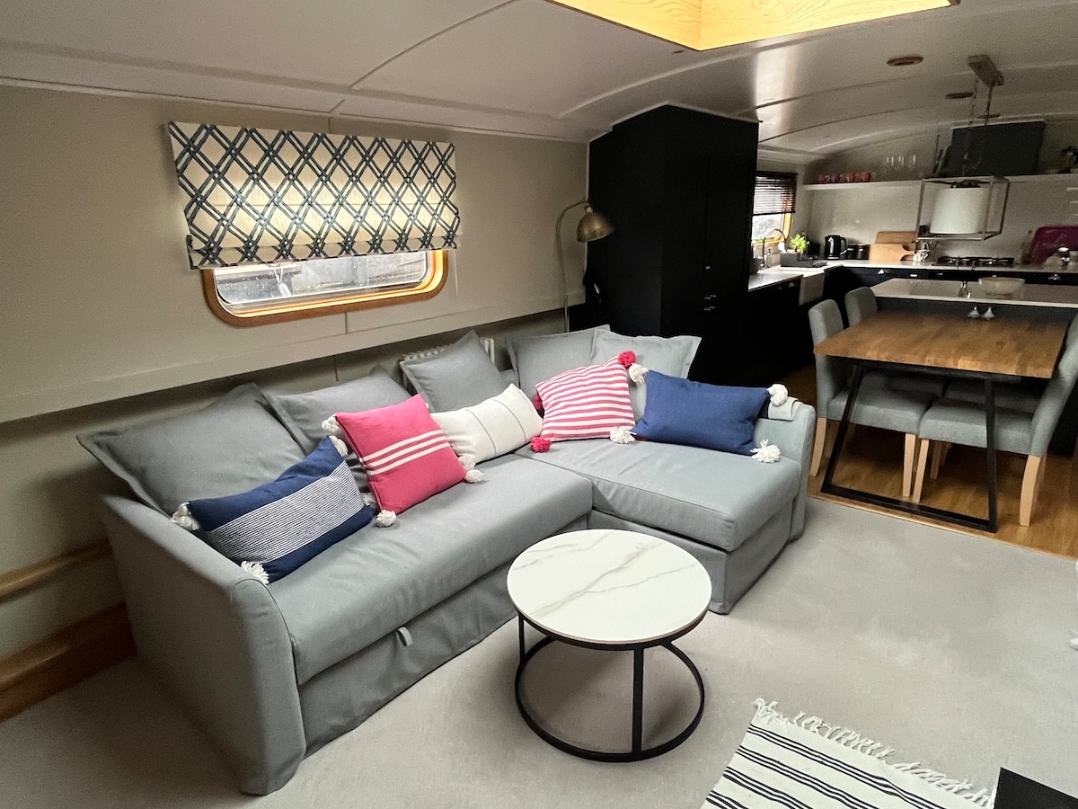 Luxury Houseboat in London that sleeps up to four.