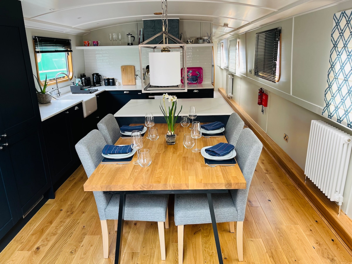 Luxury Houseboat in London that sleeps up to four.