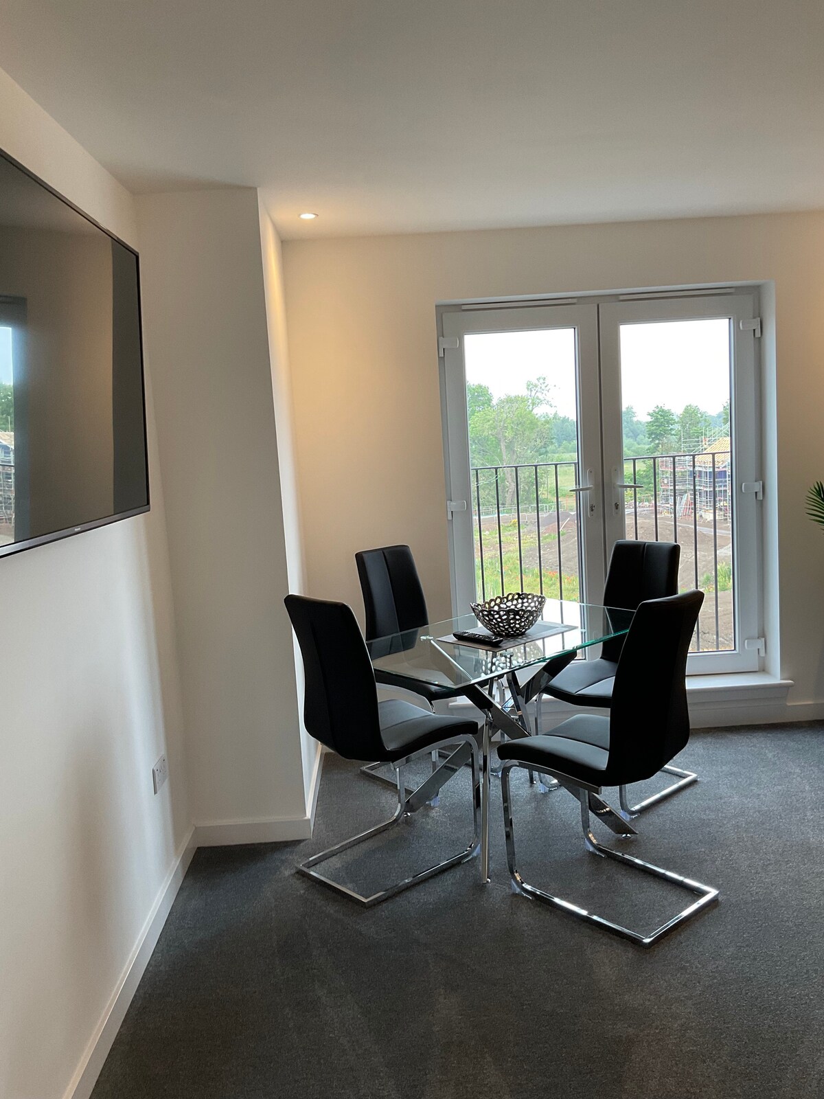 Beautiful 2 bed Apartment with free onsite parking