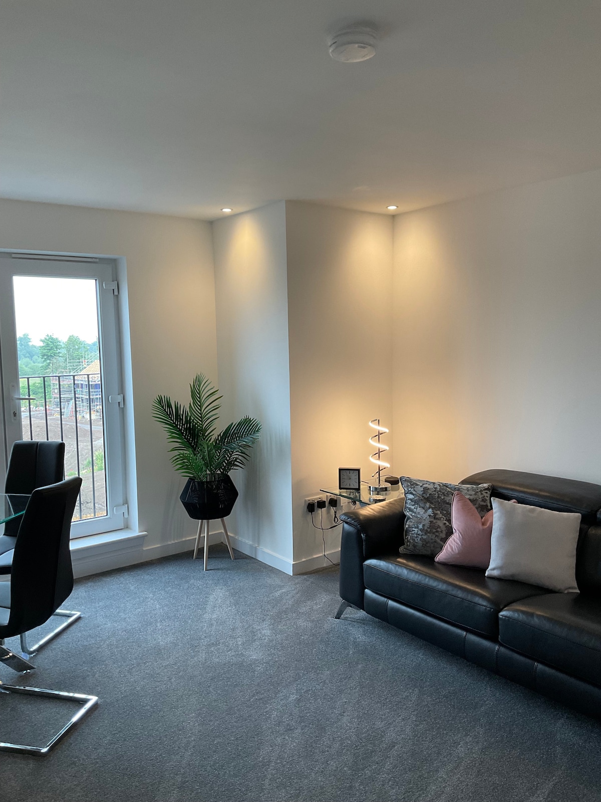 Beautiful 2 bed Apartment with free onsite parking