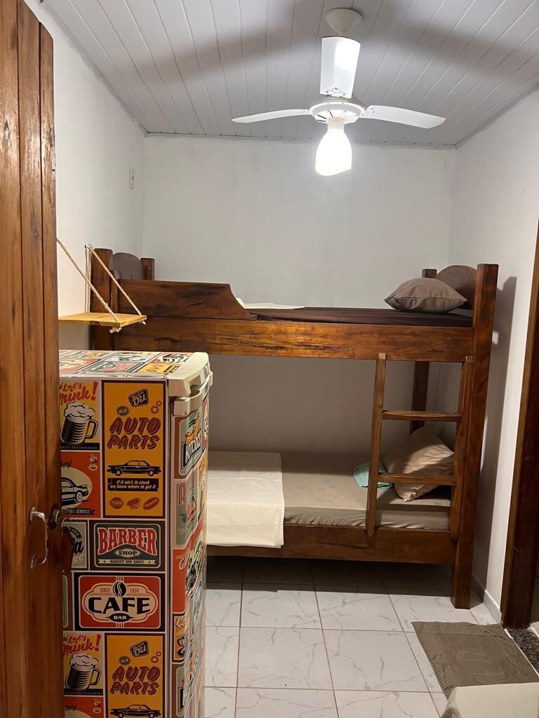 quarto quádruplo hostel Itaúnas